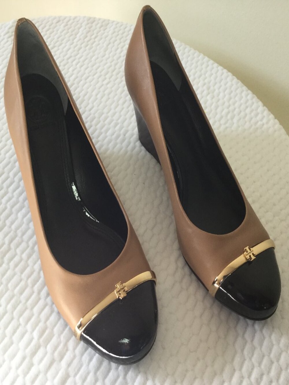 Tory Burch Women Size 9.5 Clay Beige Calf Black patent Wedge Shoes Heels 2.5" - Picture 3 of 12